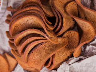 Оленина вяленая (строганина): Ресторанные гренки с креветкой